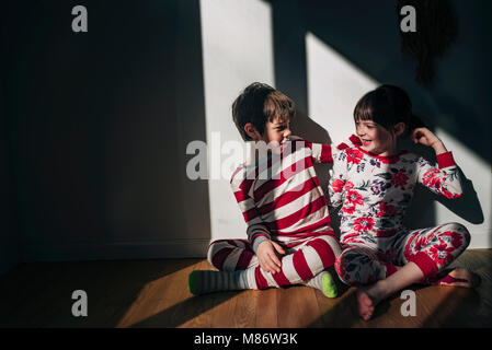 Boy hugging Banque D'Images