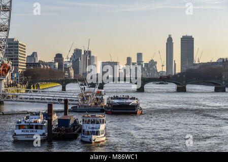 Le pont de Westminster au crépuscule. Nine Elms et grues de construction sur les toits de Londres. La circulation fluviale bateaux, St Thomas' Hospital, Palais de Westminster Banque D'Images