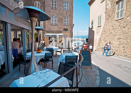 Petit restaurant à l'ancienne ville de Saint-Tropez, Côte d'Azur, France Sud, Côte d'Azur, France, Europe Banque D'Images