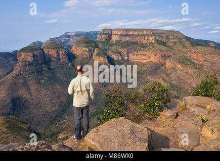 Homme regardant trois Rondavels Viewpoint, Mpumalanga, Afrique du Sud Banque D'Images