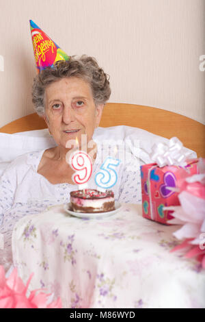 Senior Woman Celebration Est Son 95e Anniversaire En Maison De Retraite Photo Stock Alamy Senior Woman Celebration Est Son 95e Anniversaire En Maison De Retraite Photo Stock Alamy