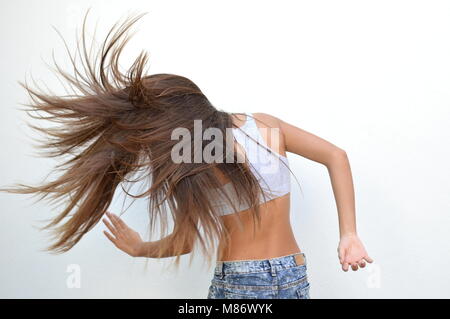 Teenage girl dancing et rejetant ses cheveux Banque D'Images