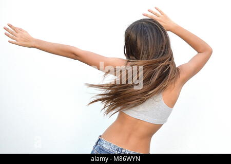 Teenage girl dancing et rejetant ses cheveux Banque D'Images