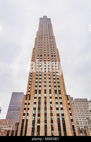 New York, USA, novembre 2016 : Vue de dessous de la gratte-ciel du Rockefeller Center Banque D'Images