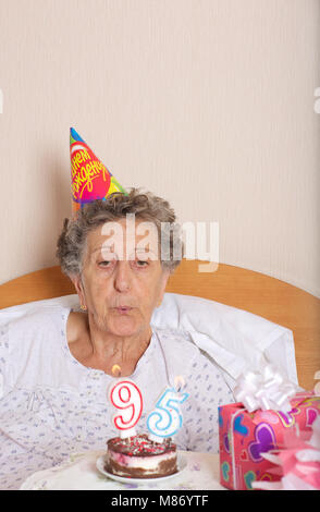 Senior Woman Celebration Est Son 95e Anniversaire En Maison De Retraite Photo Stock Alamy