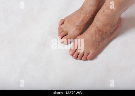 Pieds d'un senior femme entre 70 et 80 ans Banque D'Images