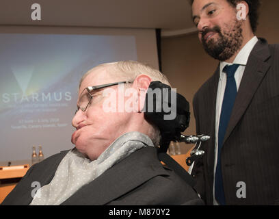Société royale, 6-9 Carlton House Terrace, SW1Y 5AG, London, UK. 16 Décembre, 2015. Le professeur Stephen Hawking, 'Queen' et le guitariste d'astrophysicien Banque D'Images