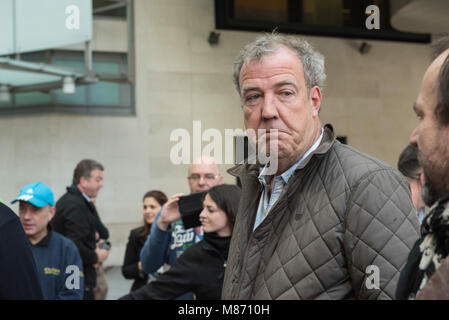 BBC Broadcasting House Piazza, Portland Place, London, UK. 21 mai 2015. Jeremy Clarkson et DJ Chris Evans prendre part à une diffusion à l'extérieur Banque D'Images