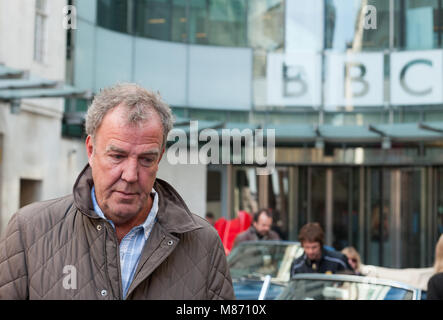 BBC Broadcasting House Piazza, Portland Place, London, UK. 21 mai 2015. Jeremy Clarkson et DJ Chris Evans prendre part à une diffusion à l'extérieur Banque D'Images