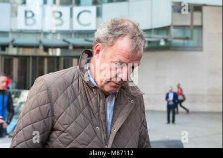 BBC Broadcasting House Piazza, Portland Place, London, UK. 21 mai 2015. Jeremy Clarkson et DJ Chris Evans prendre part à une diffusion à l'extérieur Banque D'Images