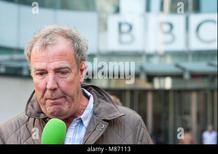 BBC Broadcasting House Piazza, Portland Place, London, UK. 21 mai 2015. Jeremy Clarkson et DJ Chris Evans prendre part à une diffusion à l'extérieur Banque D'Images