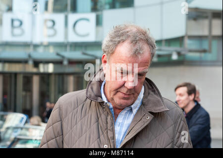 BBC Broadcasting House Piazza, Portland Place, London, UK. 21 mai 2015. Jeremy Clarkson et DJ Chris Evans prendre part à une diffusion à l'extérieur Banque D'Images