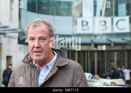 BBC Broadcasting House Piazza, Portland Place, London, UK. 21 mai 2015. Jeremy Clarkson et DJ Chris Evans prendre part à une diffusion à l'extérieur Banque D'Images