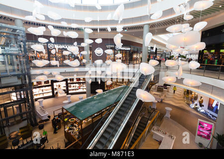 Grand centre commercial intérieur à plusieurs niveaux Banque D'Images