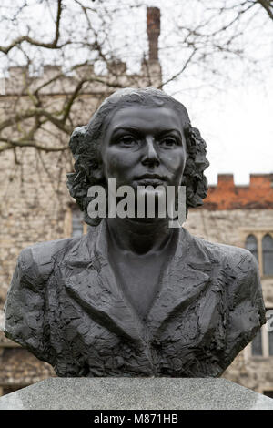 Statue de Violette Szabo (1921-1945) à Londres, en Angleterre. Le buste de stands par Lambeth Palace et commémore le sacrifice de guerre et réalisations Banque D'Images