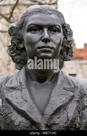 Statue de Violette Szabo (1921-1945) à Londres, en Angleterre. Le buste de stands par Lambeth Palace et commémore le sacrifice de guerre et réalisations Banque D'Images