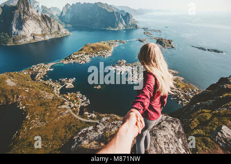 Couple holding hands suivi de voyage sur la montagne falaise en Norvège concept de vie vacances d'îles Lofoten Reinebringen en plein air Banque D'Images