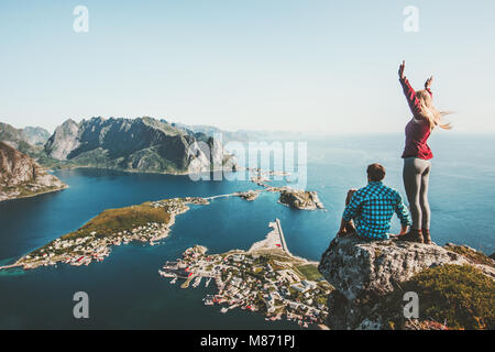 Deux personnes voyageant ensemble sur la montagne falaise Reinebringen en Norvège l'homme et de la femme de vie familial en plein air concept vacances d'aeria Banque D'Images