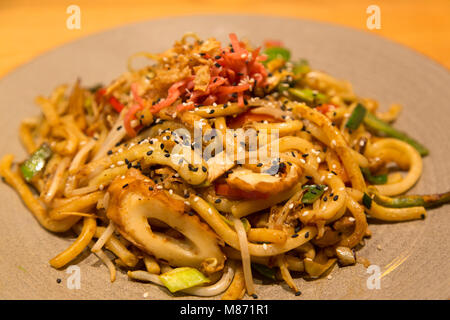 Les nouilles Udon servi à Windsor, en Angleterre. Le plat de fruits de mer et dispose d''poulet. Banque D'Images