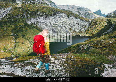 Femme hiker with backpack trekking en montagnes lac voyageant de vie sain concept d'aventure en plein air vacances actives Banque D'Images