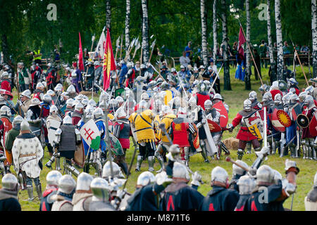 Choc d'infanterie médiéval - 601th anniversaire de la bataille de Grunwald 1410. 4000 participants, 1200 chevaliers, près de 20 des milliers de spectateurs, Pologne Banque D'Images