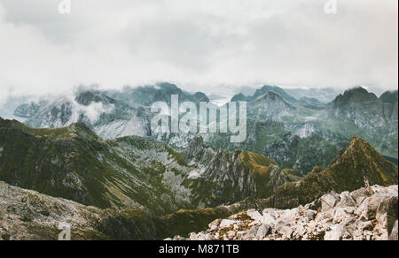 Les pics de montagnes vue aérienne du paysage haut Hermannsdalstinden Iles Lofoten en Norvège Banque D'Images