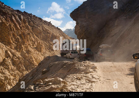 Route dangereuse, Leh-Manali Highway, le Jammu-et-Cachemire, Ladakh, Inde Banque D'Images