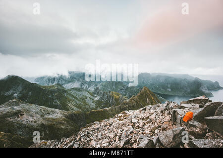 Tente de camping sur le dessus de paysages de montagne vue aérienne du Hermannsdalstinden en Norvège Iles Lofoten randonnée voyage scandinave Banque D'Images