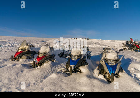 Motoneiges sur Hagafellsjokull glacier de Langjökull, glacière, à l'Islande. Glacier de Langjökull Hagafellsjokull, calotte de glace, l'Islande. Banque D'Images