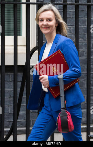 Londres, Royaume-Uni. 13 mars, 2018. Elizabeth Truss, député, secrétaire en chef au Trésor, arrive au 10 Downing Street pour une réunion du Cabinet. Banque D'Images