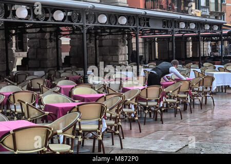 Restaurants Cafés un vide sur la Piazza Bra. C'est la plus grande place à Vérone, Italie Banque D'Images