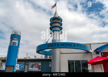 Sous-station de police sur la jetée de Santa Monica, Californie Banque D'Images