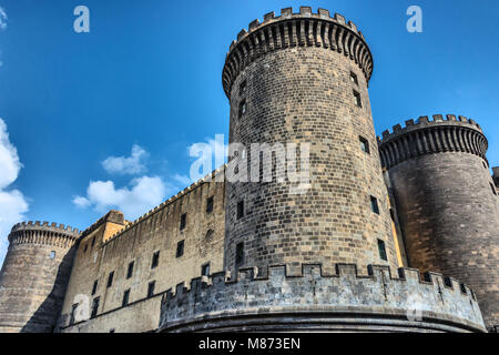 Le château médiéval de Maschio Angioino ou Castel Nuovo (nouveau château), Naples Banque D'Images