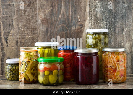 Les légumes fermentés dans le bocal sur la table en bois. Banque D'Images