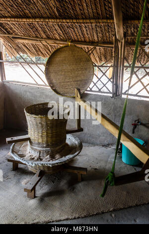 Meuler pierre utilisée pour moudre le riz pour faire du papier de riz et de nouilles de riz. Banque D'Images