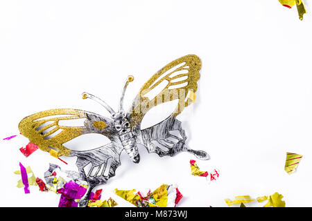 Masque de carnaval et confettis colorés sur fond blanc. Vue d'en haut Banque D'Images