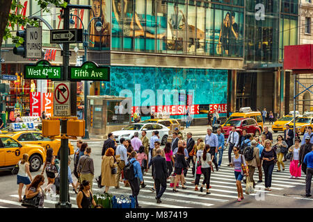 Foules de personnes sur un passage piéton sur la 5ème Avenue dans Midtown Manhattan, New York City, USA Banque D'Images