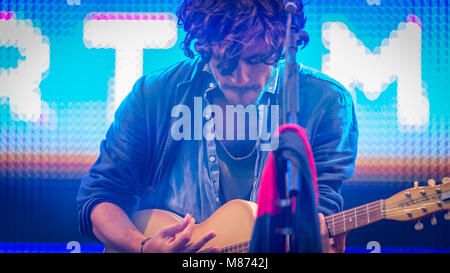 Jack Savoretti & sa bande enchantant les foules au stade Château Festival victorieux ; 2016, Southsea Hampshire Banque D'Images