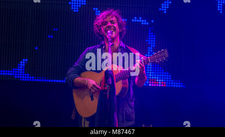 Jack Savoretti & sa bande enchantant les foules au stade Château Festival victorieux ; 2016, Southsea Hampshire Banque D'Images