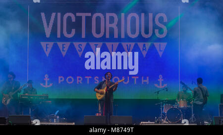 Jack Savoretti & sa bande enchantant les foules au stade Château Festival victorieux ; 2016, Southsea Hampshire Banque D'Images