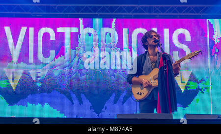 Jack Savoretti & sa bande enchantant les foules au stade Château Festival victorieux ; 2016, Southsea Hampshire Banque D'Images