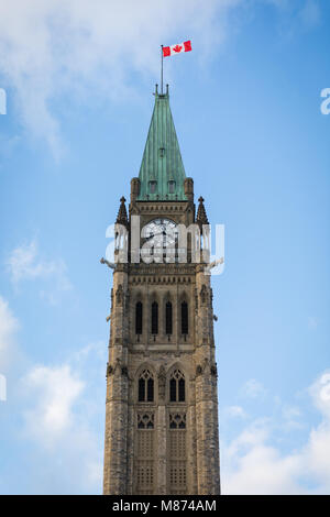 La tour de la paix de la colline du Parlement à Ottawa, sur une journée d'hiver ensoleillée Banque D'Images