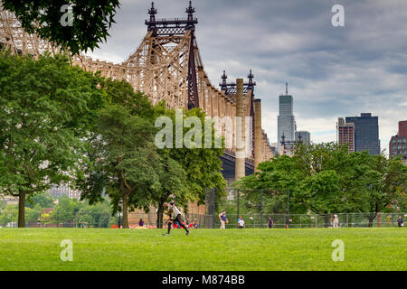 Le pont Queensboro, également connu sous le nom de 59th Street Bridge, un pont de r au-dessus de la rivière East, de long Island City à Upper East Side, New York Banque D'Images