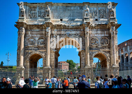 ROME, ITALIE - 17 MAI 2017 : les touristes visitant l'Arc de Constantin à côté du Colisée de Rome, Italie. Banque D'Images