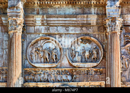 ROME, ITALIE - 17 MAI 2017 : Les détails de l'Arc de Constantin à Rome, à côté du Colisée. Banque D'Images