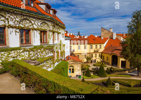 PRAGUE, RÉPUBLIQUE TCHÈQUE - le 26 avril 2017 : le jardin Vrtba (zahrada Vrtbovska) et vue sur la vieille ville. Banque D'Images