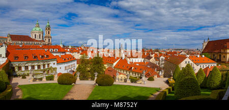 PRAGUE, RÉPUBLIQUE TCHÈQUE - le 26 avril 2017 : le jardin Vrtba (zahrada Vrtbovska) et vue panoramique sur la vieille ville. Banque D'Images