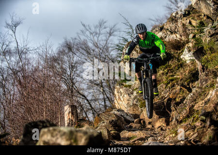 Un vélo de montagne monte un sentier rocheux à Coed-Y-Brenin, Snowdonia dans le Nord du Pays de Galles. Banque D'Images