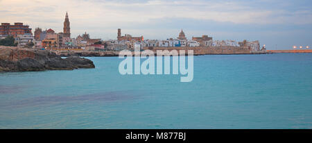 Vue sur la vieille ville de Monopoli à tard en soirée, Salento, Pouilles, Italie Banque D'Images