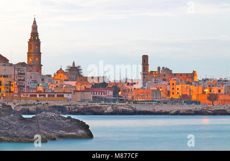 Vue sur la vieille ville de Monopoli à tard en soirée, Salento, Pouilles, Italie Banque D'Images